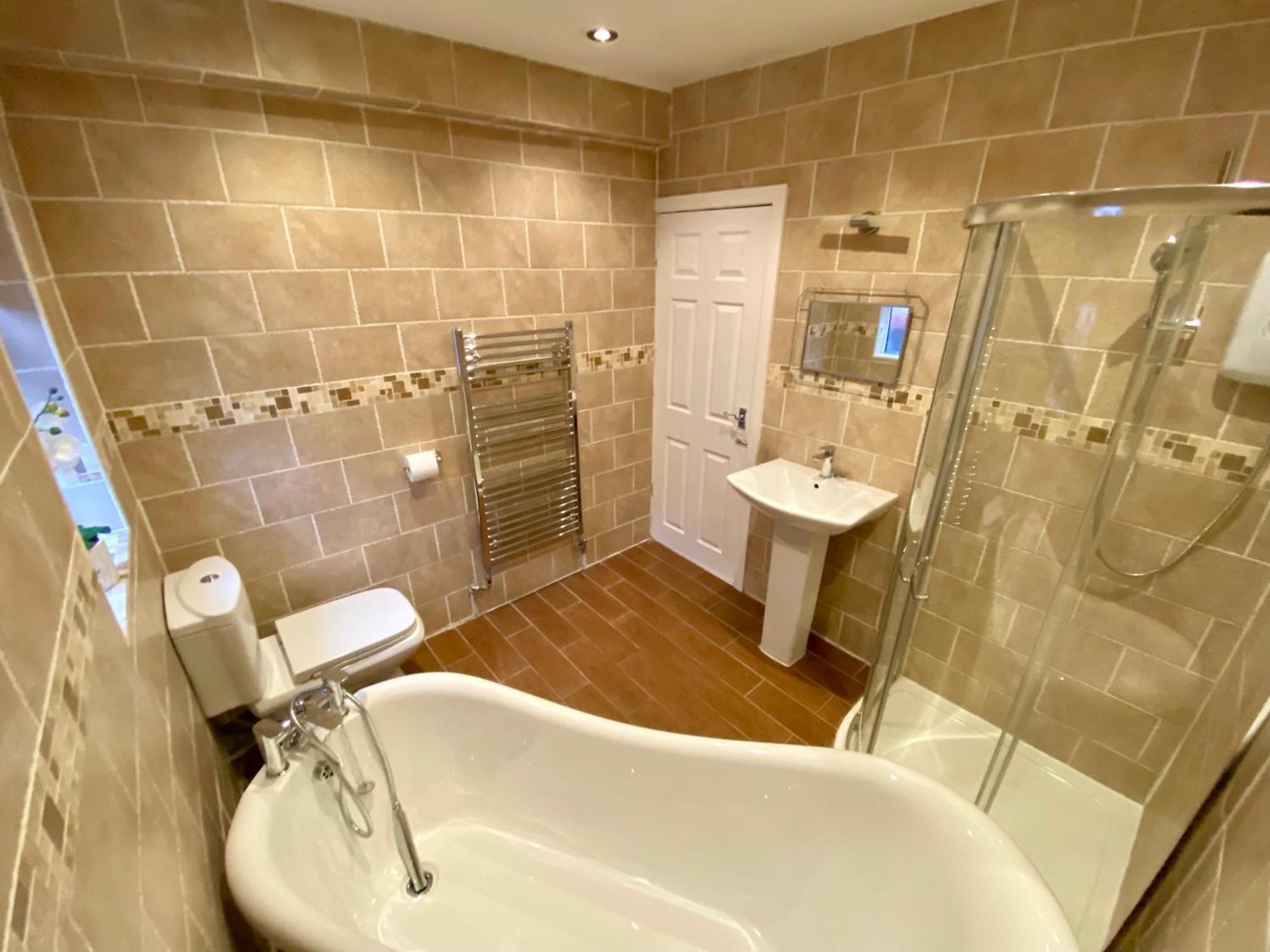 Entire Modern House Liverpool, 6 Bedrooms 외부 사진