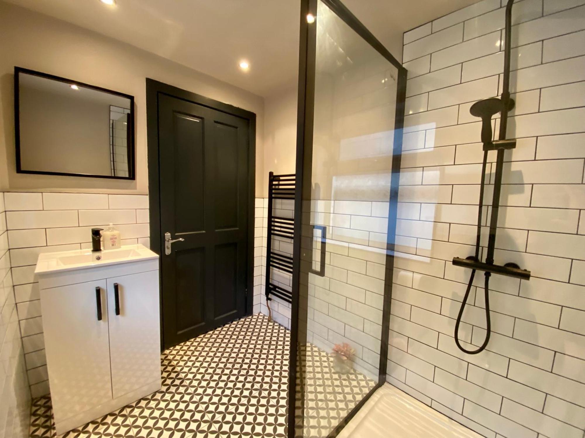 Entire Modern House Liverpool, 6 Bedrooms 외부 사진