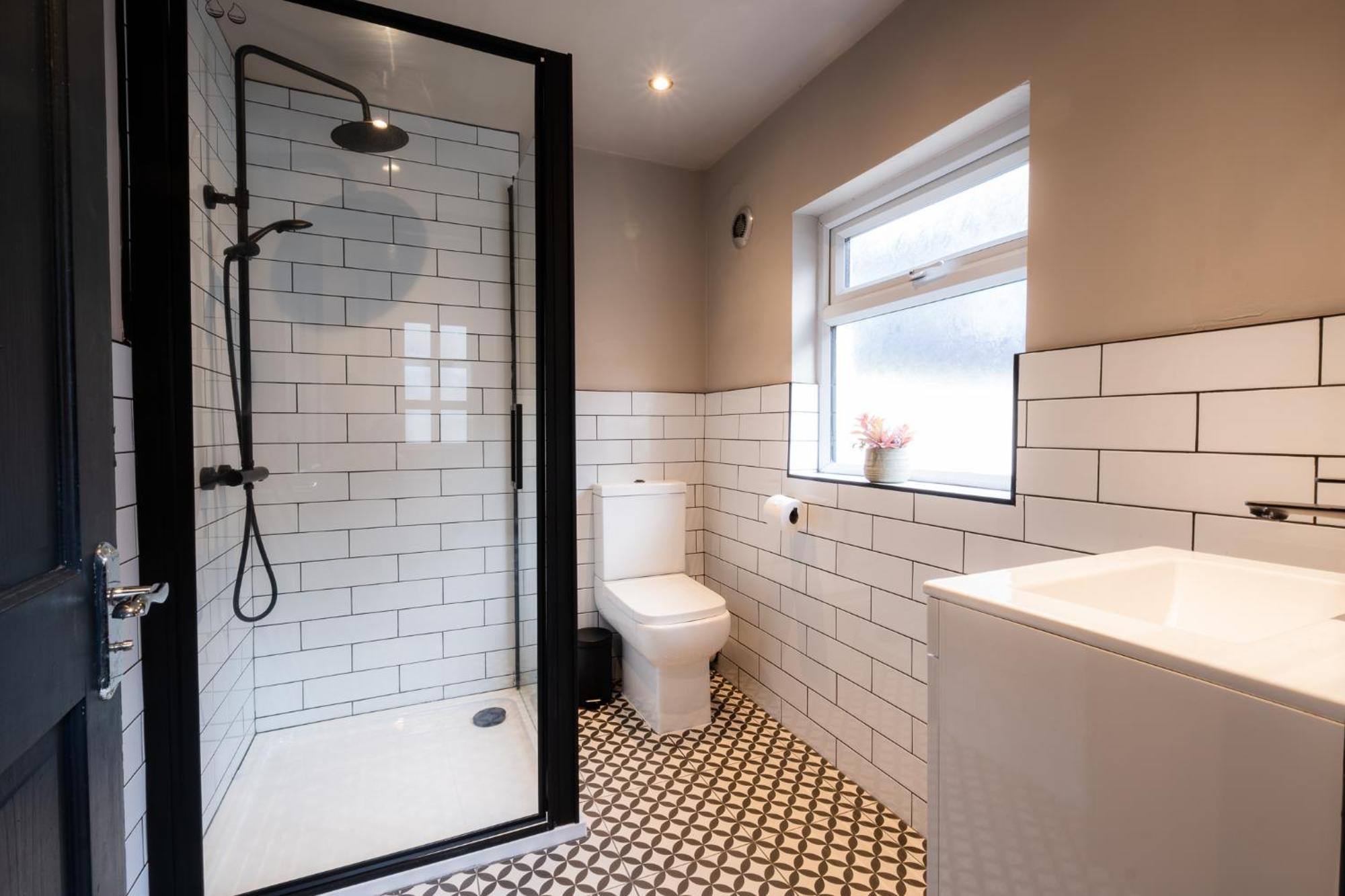 Entire Modern House Liverpool, 6 Bedrooms 외부 사진