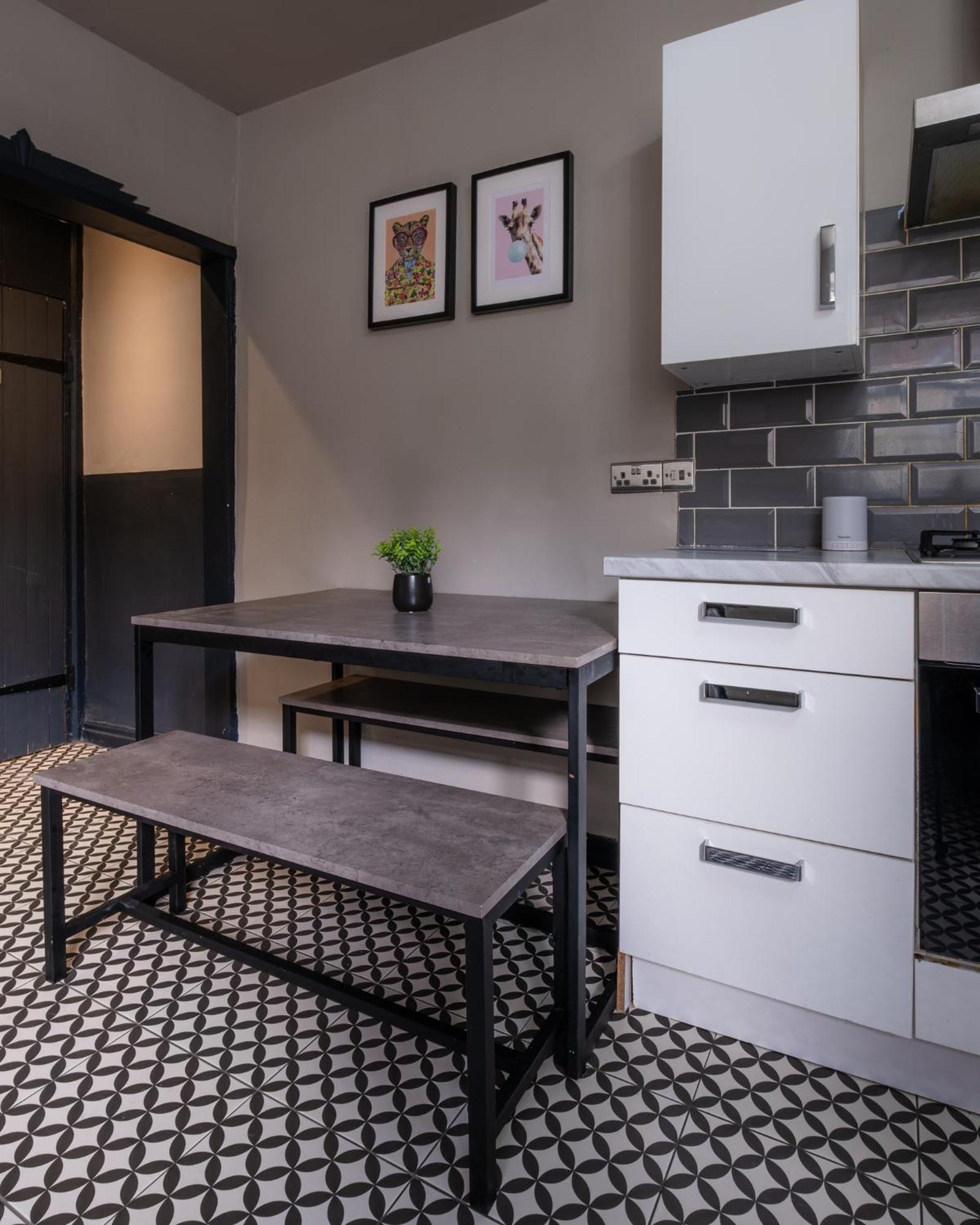 Entire Modern House Liverpool, 6 Bedrooms 외부 사진
