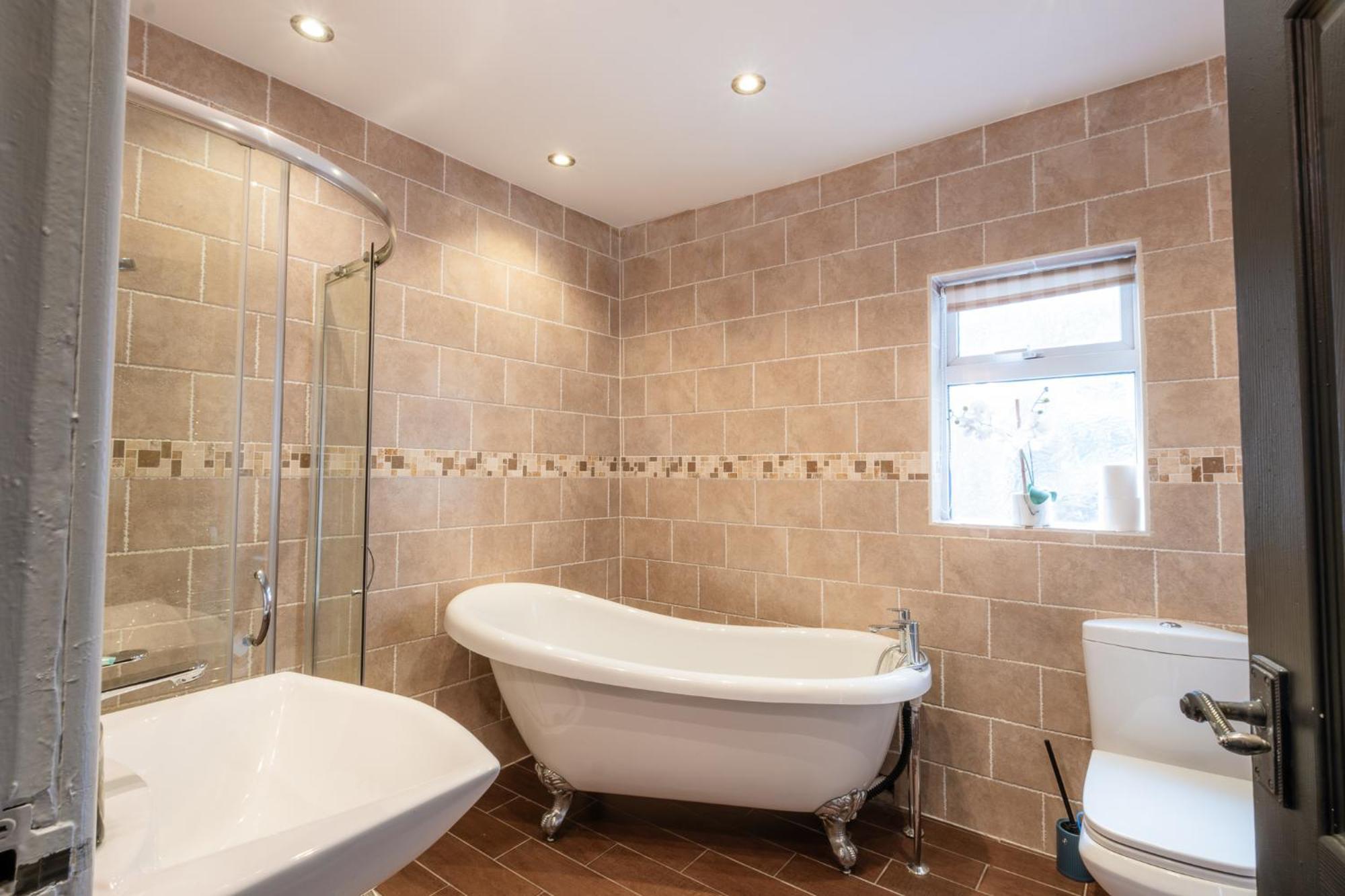 Entire Modern House Liverpool, 6 Bedrooms 외부 사진